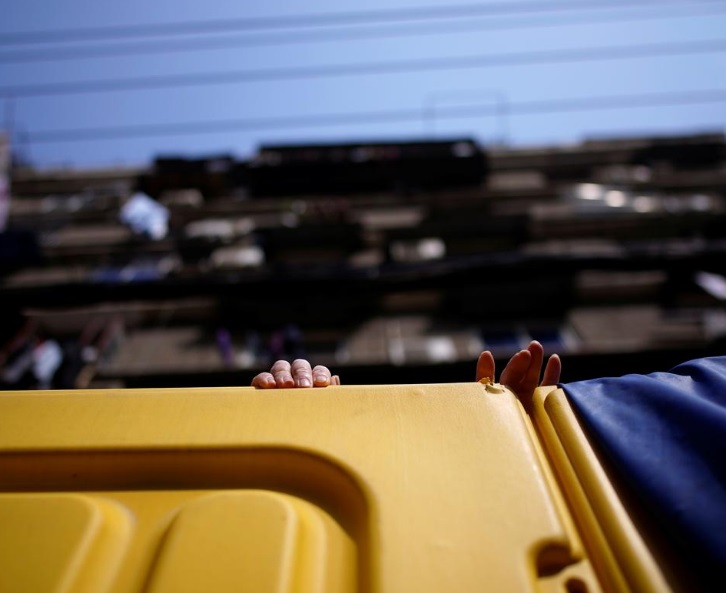 /خرید و فروش مواد غذایی از روی دیوارهای پلاستیکی نمایی از دیئارهای مرزبندی در ووهان