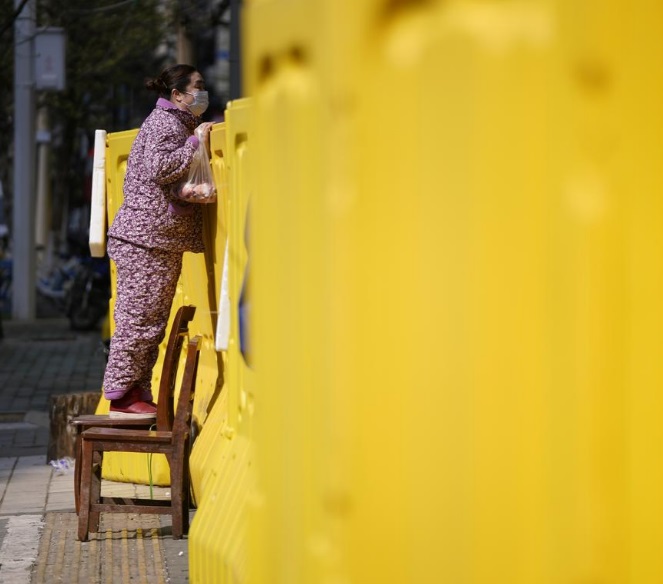 /خرید و فروش مواد غذایی از روی دیوارهای پلاستیکی ابتکار مردم ووهان برای خرید دیواری