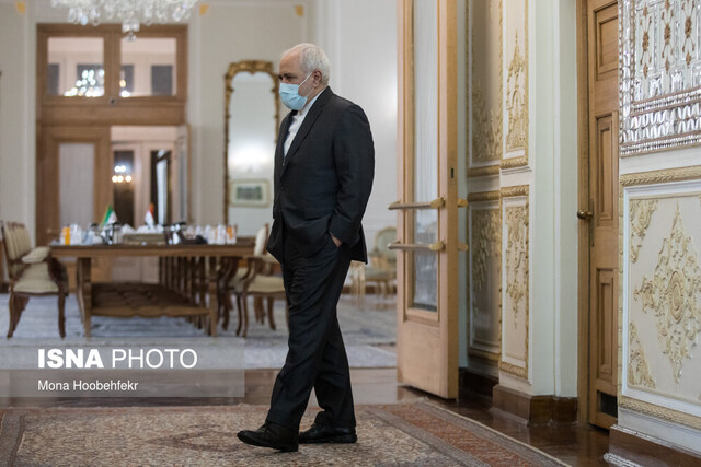 کنایه توئیتری ظریف به کسانی که ''چهار سال مقابل قلدری ترامپ سر خم کردند''