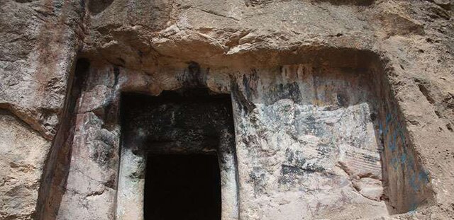 تبلیغات شرکت ساختمانی روی گوردخمه هخامنشی! گوردخمه هخامنشی!