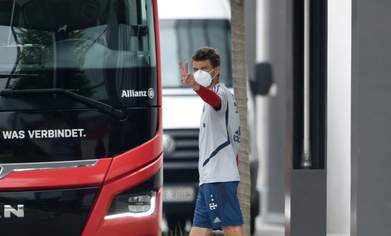 توماس مولر با ماسک محافظتی