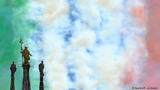 رنگ‌های سبز، سفید و سرخ در آسمان میلان (+عکس)