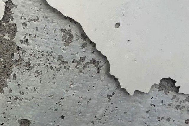 ریزش دیوار ساختمان بر اثر رطوبت