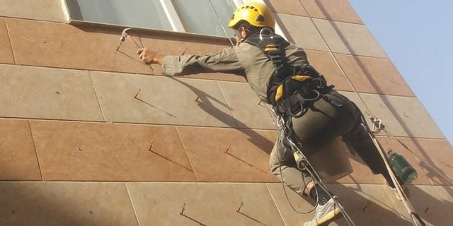 ریزش دیوار ساختمان بر اثر رطوبت