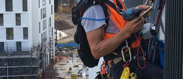 ریزش دیوار ساختمان بر اثر رطوبت