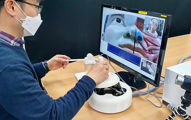 ربات‌ها برای انجام تست کرونا جاگزین انسان می‌شوند