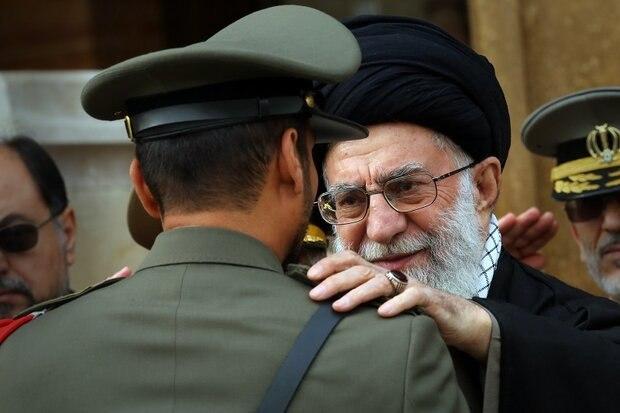 اهدای پرچم و نشان فداکاری به دانشگاه افسری امام علی(ع) ارتش