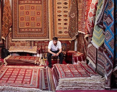 خیانت نابخشودنی برخی تجار به صنعت فرش/ عرضه نمونه‌های چینی به جای فرش اصیل ایرانی
