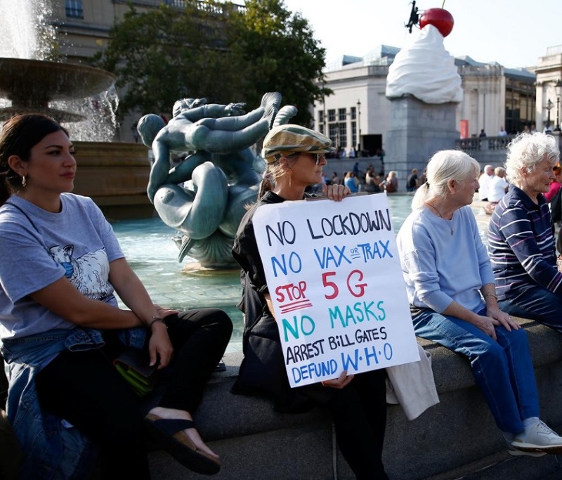 درگیری پلیس با معترضان به قرنطینه در لندن درگیری پلیس و معترضان در لندن بر یر کرونا