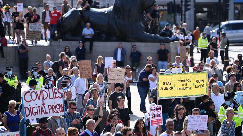 درگیری پلیس با معترضان به قرنطینه در لندن درگیری پلیس با معترضان به قرنطینه در لندن