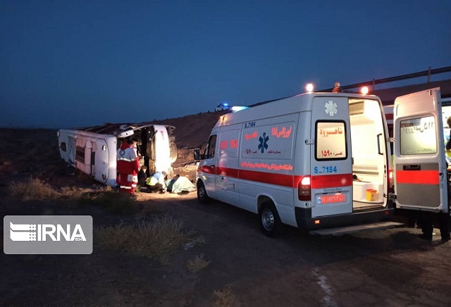 سمنان/ مصدومیت ۱۷ نفر در حادثه واژگونی اتوبوس