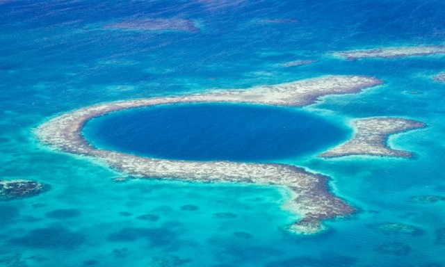 9 پدیده شگفتانگیز جهان (+عکس) گودال آبی بزرگ در ساحل بلیز