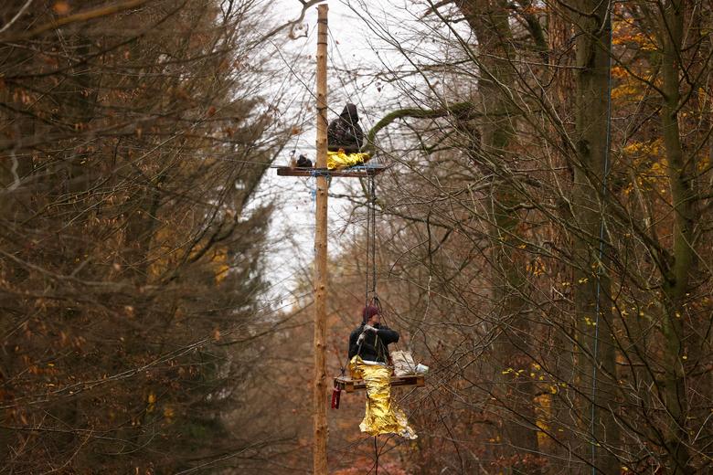 برخورد پلیس با معترضان به ساخت بزرگراه