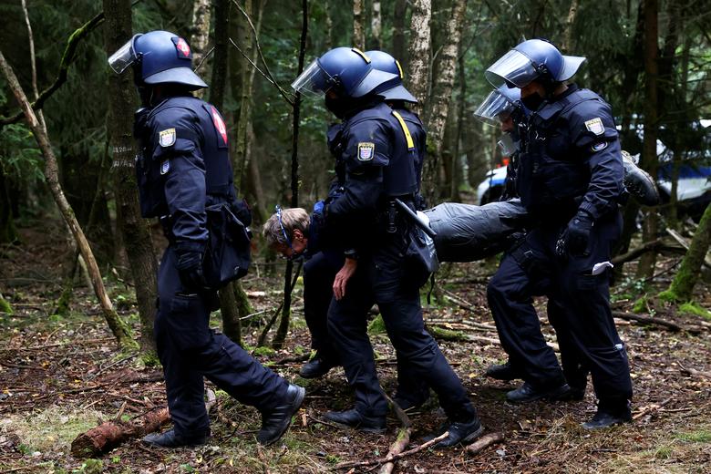 مقابله پلیس با ساخت بزرگراه در آلمان