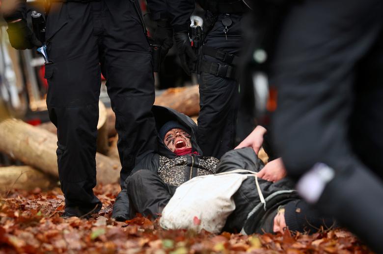 معترضان به ساخت بزرگراه در میان جنگل‌های آلمان (+عکس)