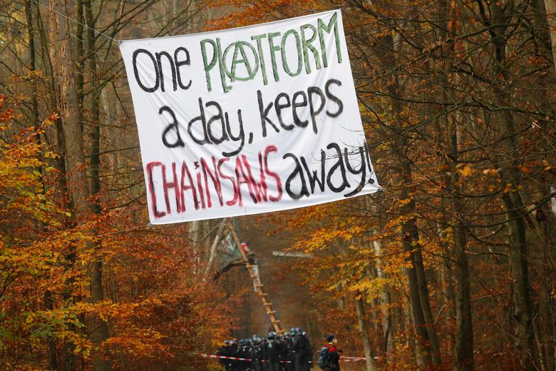 معترضان به ساخت بزرگراه در میان جنگل‌های آلمان (+عکس)