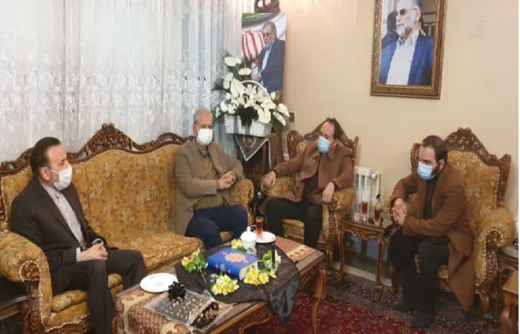 حضور رئیس دفتر رئیس جمهور و سخنگوی دولت در منزل شهید فخری زاده (+عکس)