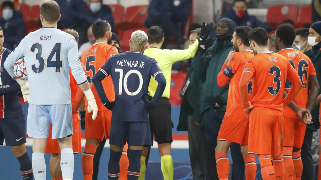 لغو یک بازی فوتبال به خاطر نژادپرستی/ مقصر: داور چهارم