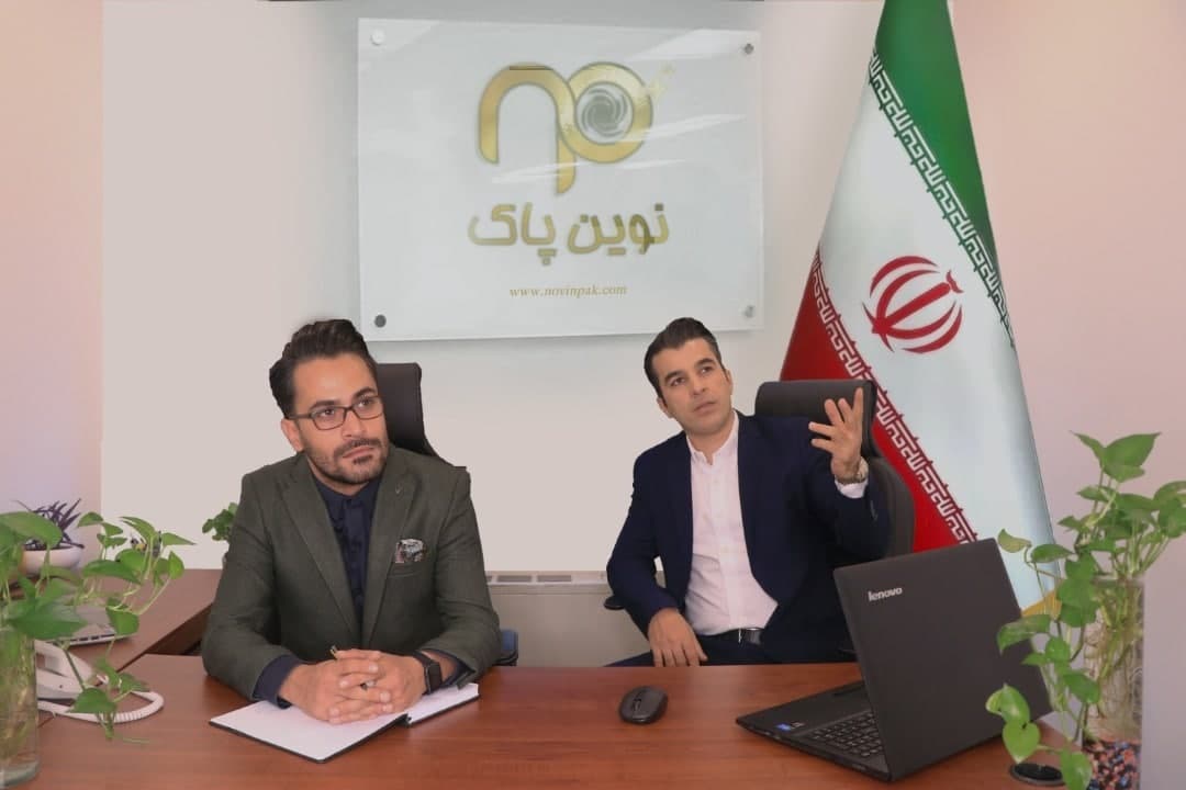 محمد قهرمانی و مجتبی میرمبینی از تجربه 15 ساله خود در همکاری با شرکت‌های پیمانکاری نظافت صنعتی می‌گویند