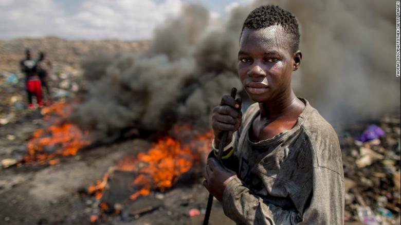 کارگری در حال سوزاندن زباله های الکترونیکی غنا