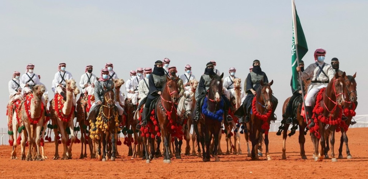 برای اولین بار در عربستان سعودی؛ رژه زنان در جشنواره شتر (عکس)