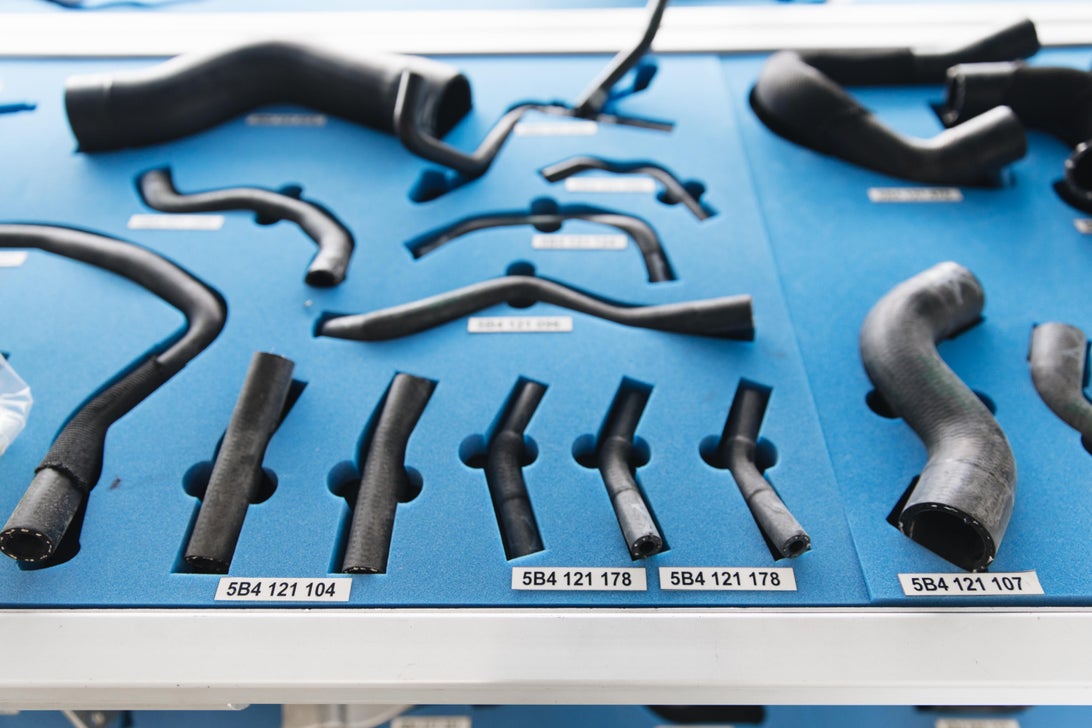 بوگاتی شیرون چگونه تولید می شود؛ ترکیب هنر و مهندسی در یک 