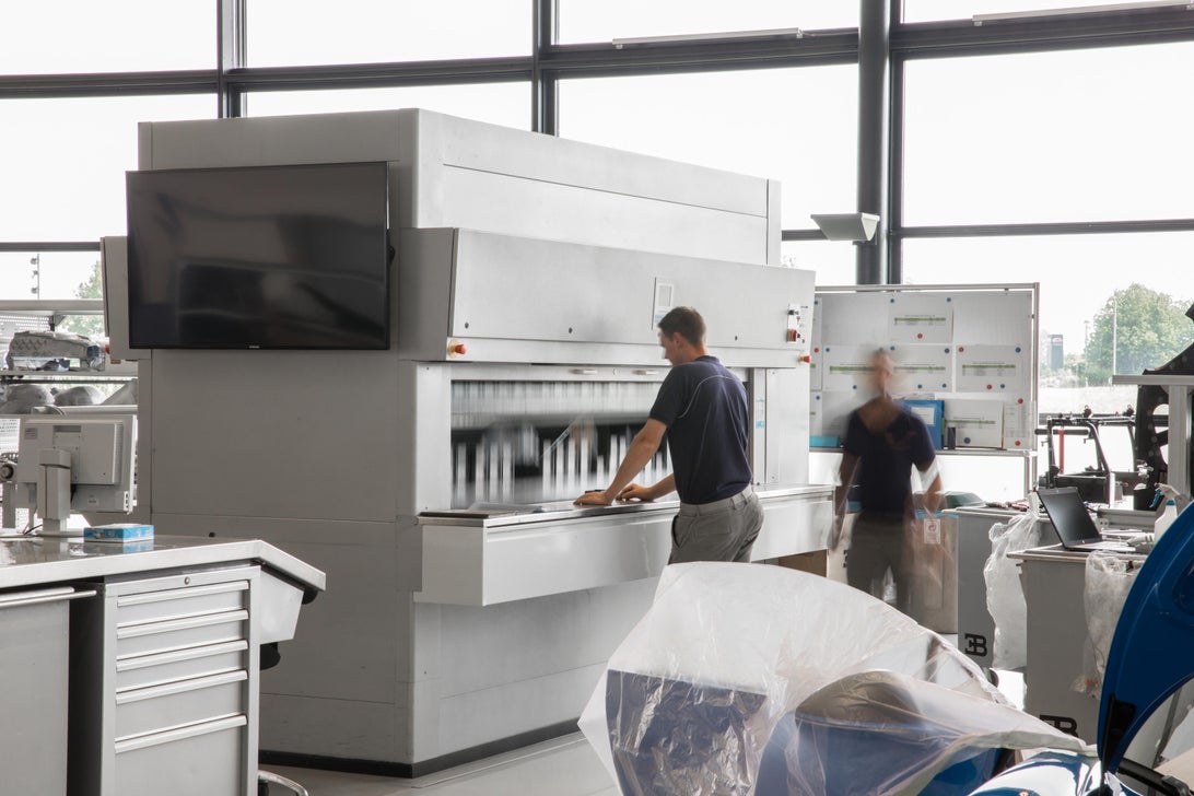 بوگاتی شیرون چگونه تولید می شود؛ ترکیب هنر و مهندسی در یک 