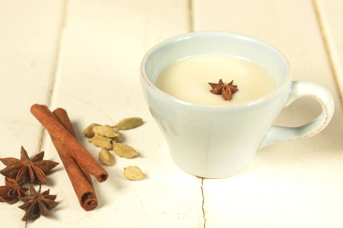 از فواید بی نظیر نوشیدن شیر دارچین پیش از خواب