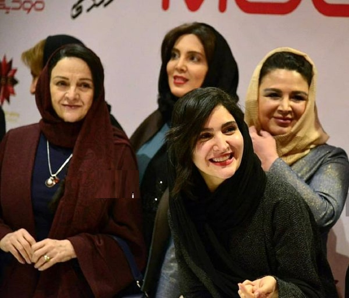 لحظه انتخاب نورا هاشمی و شکر گذاری مادرش گلاب آدینه در جشنواره تئاتر فجر (فیلم)
