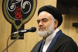 امام جمعه اصفهان: رئیس‌جمهور منتخب در بحث مذاکرات هسته‌ای کوتاه نیاید
