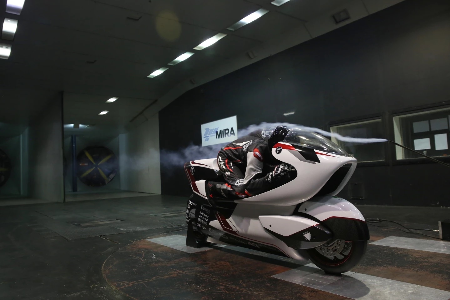 موتورسیکلت الکتریکی که ثبت رکورد سرعت 402 کیلومتر در ساعت را هدف قرار داده است (+فیلم و عکس)