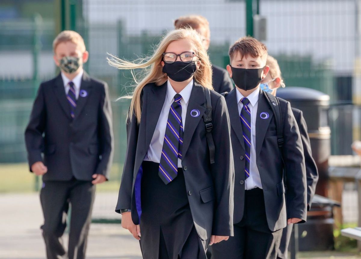 مهار کرونا در مدارس انگلیس با تصفیه هوا و اشعه فرابنفش
