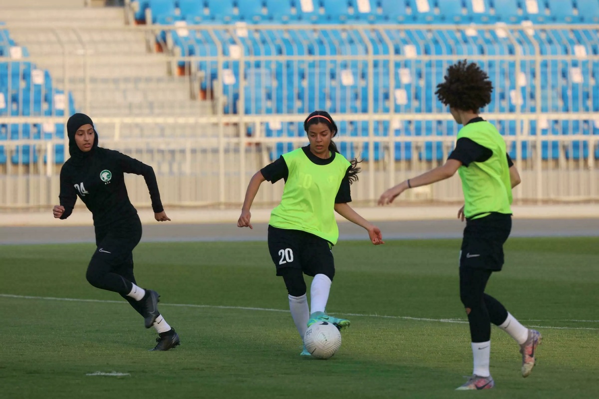 تمرین تیم ملی فوتبال زنان در عربستان سعودی (+عکس)/ آغاز به کار لیگ فوتبال