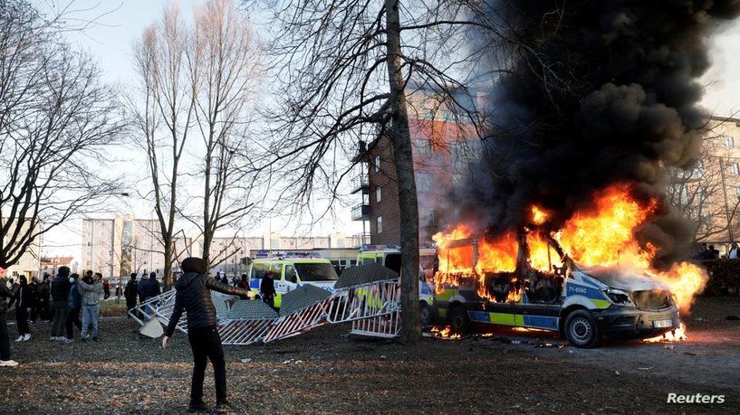 سوئد؛ درگیری میان پلیس سوئد و معترضین ضد قرآن سوزی سوئد؛ درگیری میان پلیس سوئد و معترضین ضد قرآن سوزی