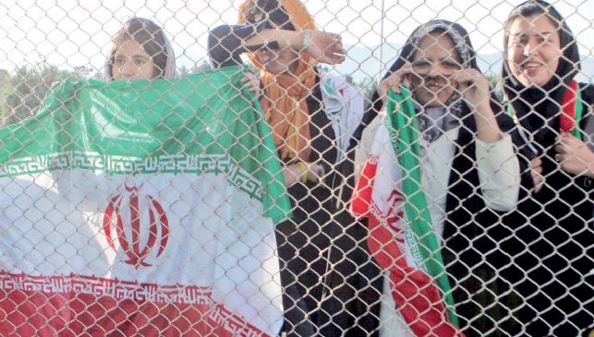 حضور ۲ هزار نفری زنان در بازی ایران - لبنان/ تعدادی از زنان پشت درب ماندند