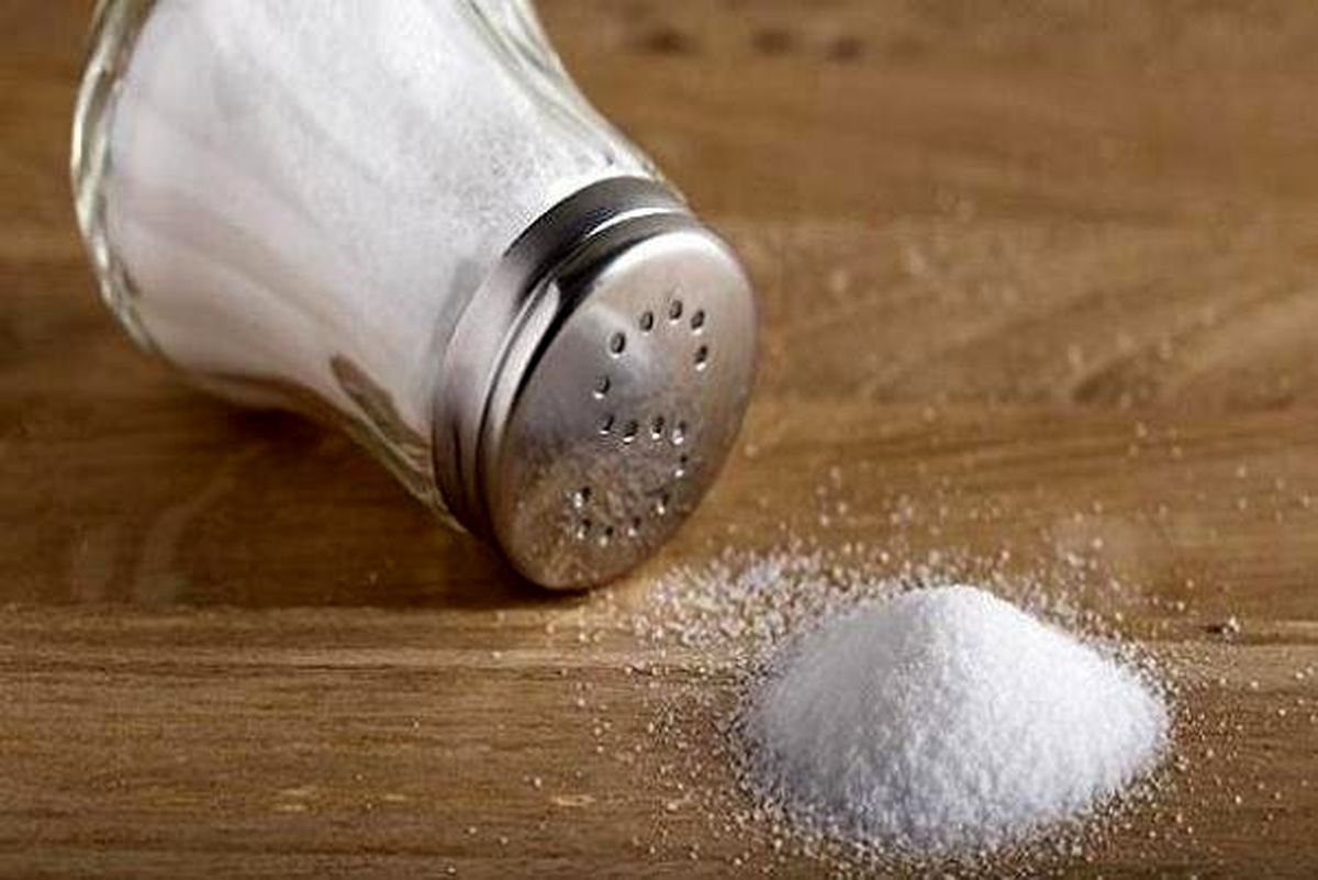 5 علامتی که نشان می‌دهند باید نمک کم‌تری بخورید
