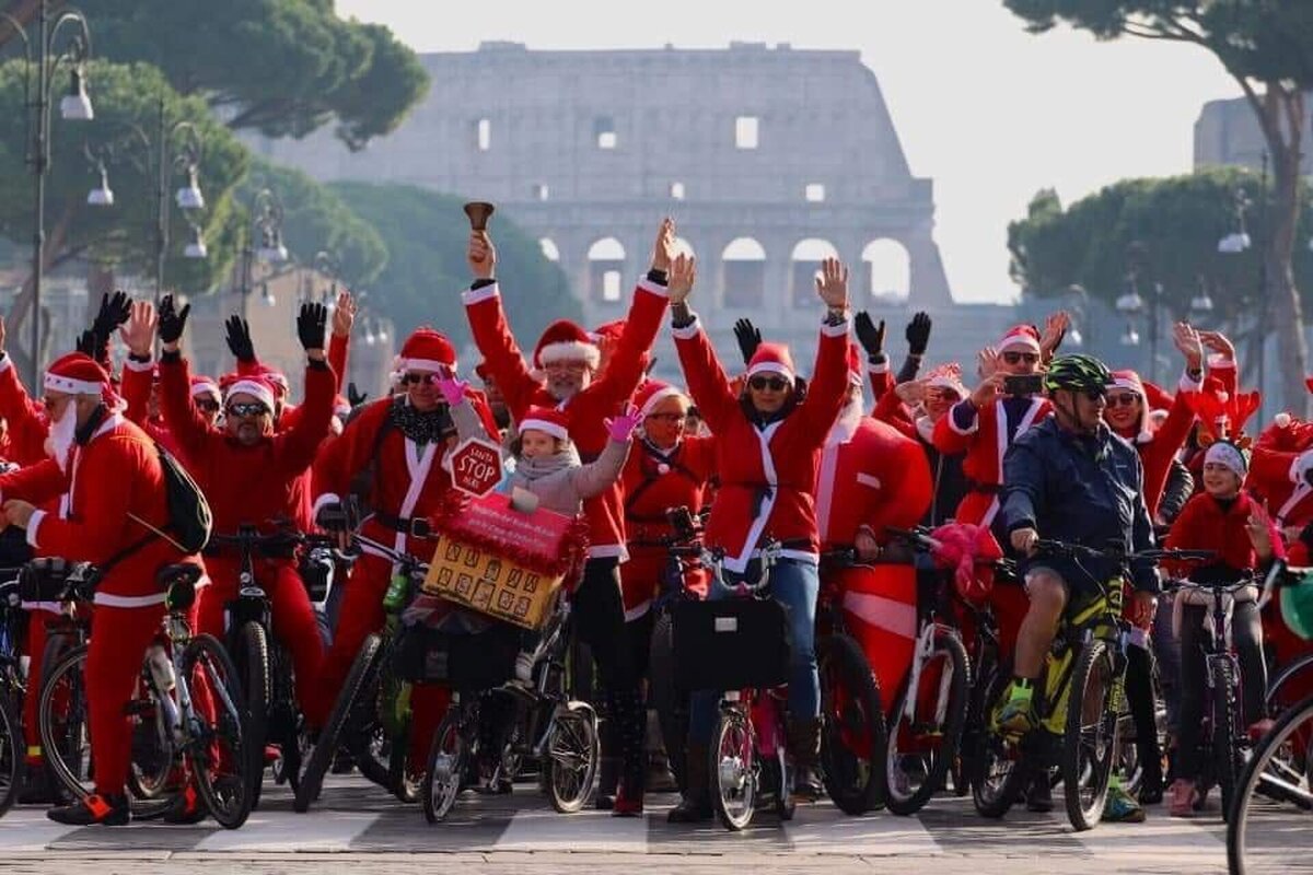 ببینید| بابانوئل‌ها در حال پخش شادی در جهان/ خبری از سورتمه و گوزن نیست