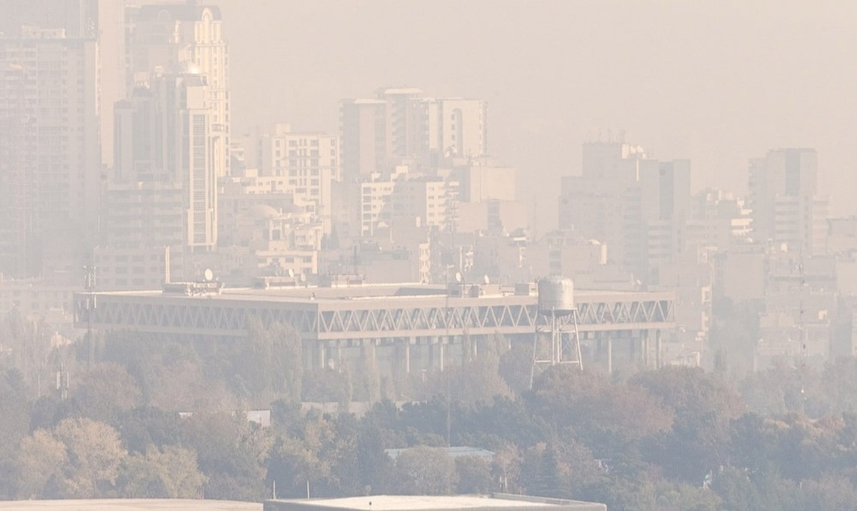 تهران در وضعیت قرمز/ شدت آلودگی هوا معادل استعمال ۳ تا ۷ نخ سیگار/ وزارت بهداشت: در صورت امکان، دورکاری کنید