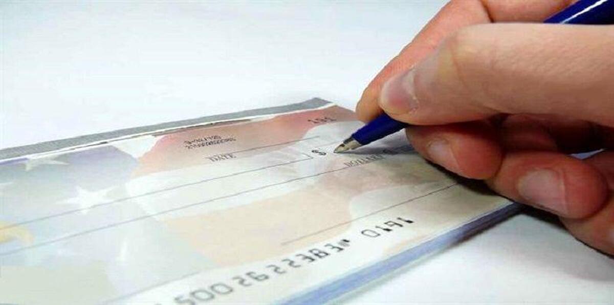 چک الکترونیک آمد/ بانک مرکزی: دسته چک کاغذی حذف نمی شود