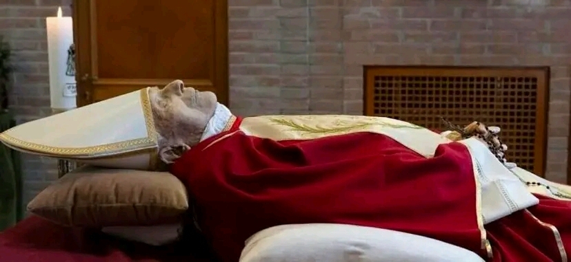 تصاویری از پیکر پاپ سابق برای خداحافظی