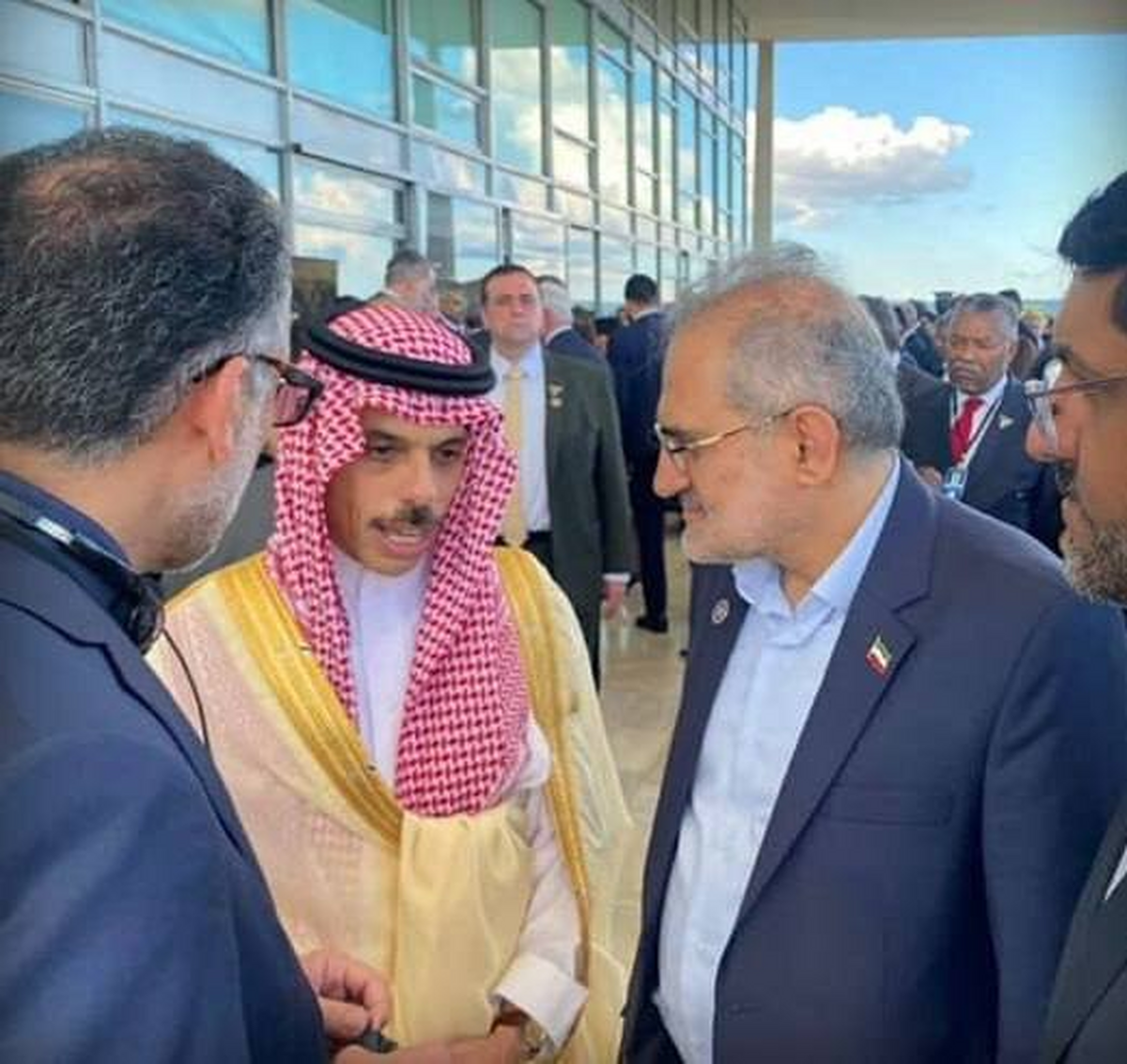 دیدار معاون رئیسی و وزیر خارجه عربستان در برزیل (عکس)