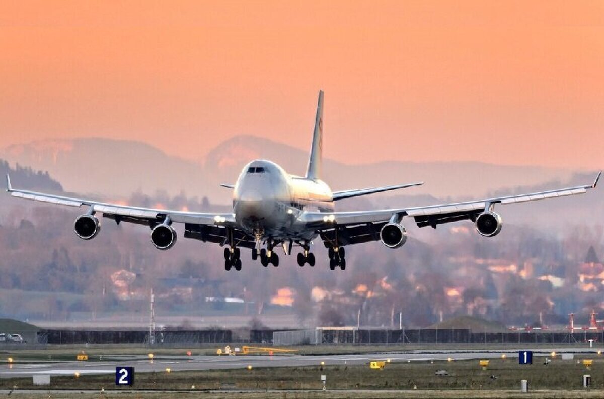 فرود یک بوئینگ ۷۴۷ بر روی باند خیس (فیلم)