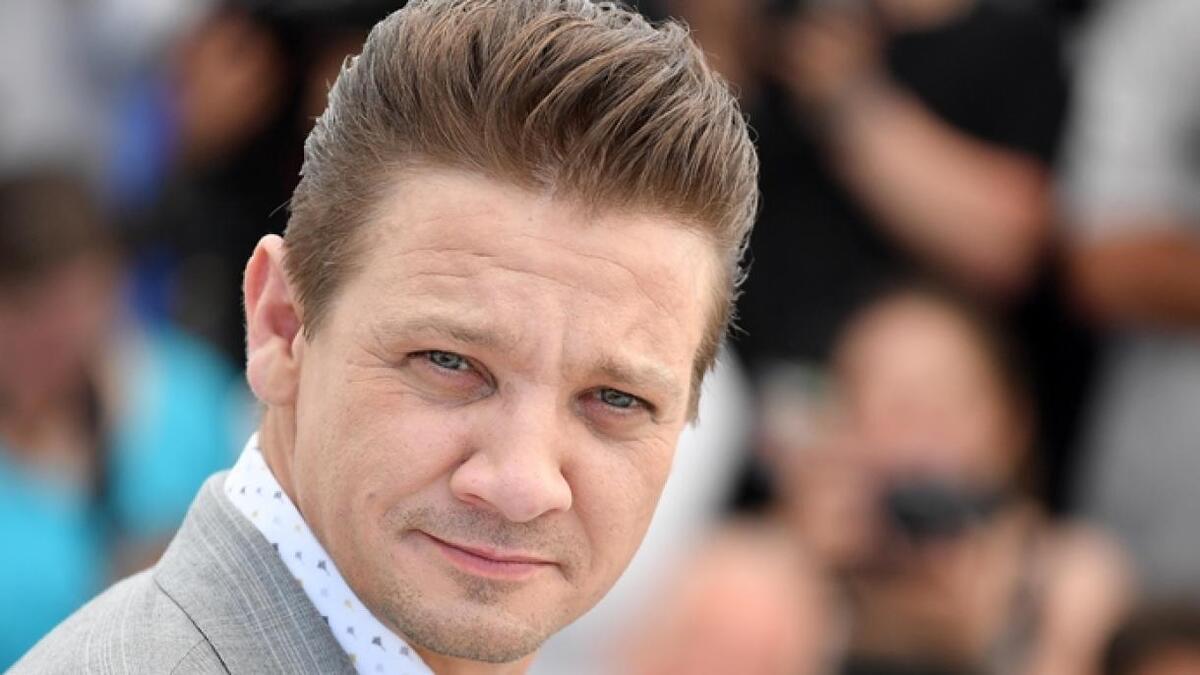 بازیگر معروف آمریکایی  زیر یک ماشین برف روب ماند