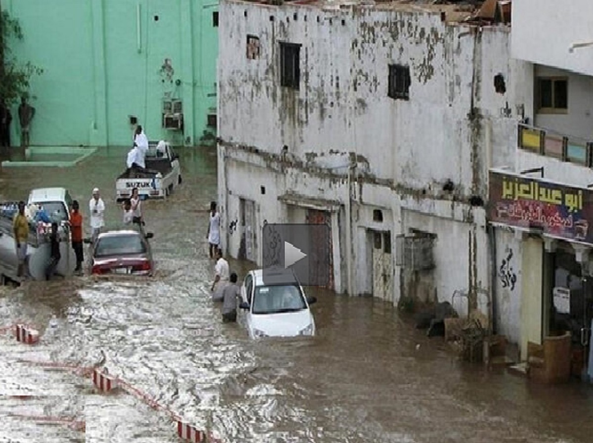 ببینید | سیل در عربستان/ مردم را آب بُرد