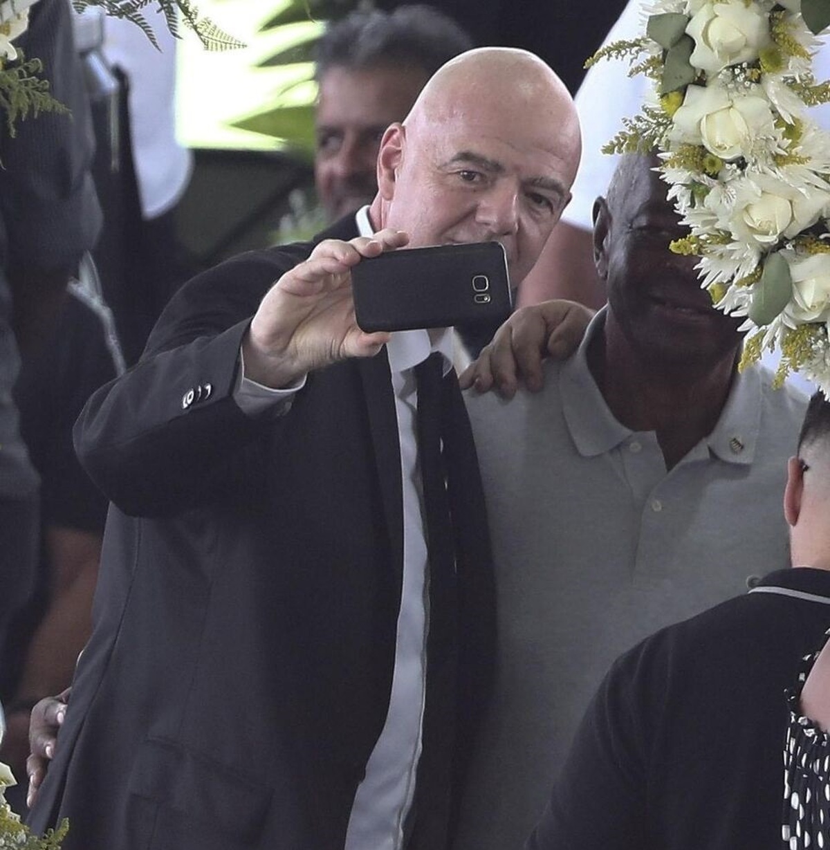 واکنش اینفانتینو به انتقادات بابت سلفی گرفتن با تابوت «پله»: انتقادات تنها بر اساس فقدان درک آنها از شرایط بوده