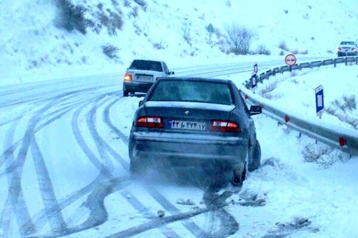 جاده‌های منتهی به تهران برفی است / رانندگان زنجیر چرخ ببندند