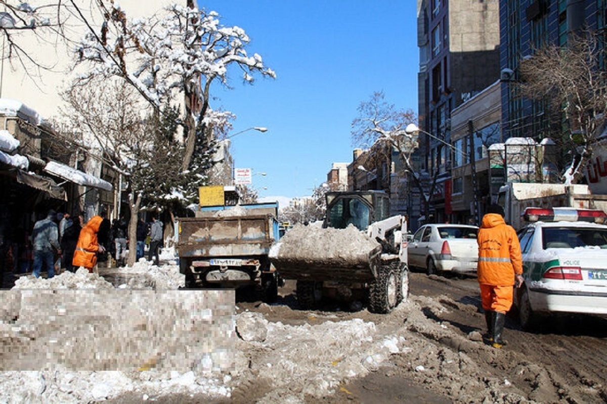 آماده‌باش ۱۰ هزار نیروی ثابت خدمات‌ شهری برای برف‌روبی/ تردد روان در معابر