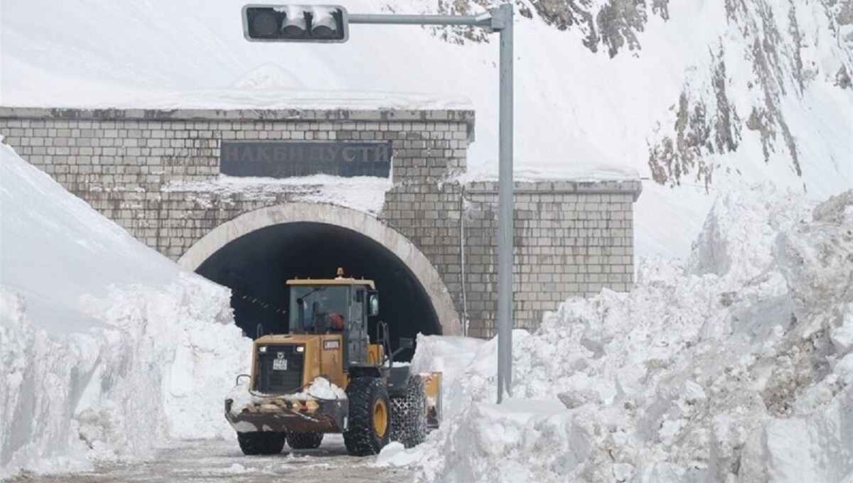 برف و باران در جاده‌های ۱۱ استان کشور/ انسداد ۲۱ جاده