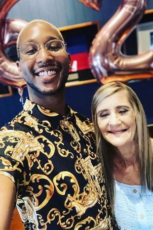 مرد ۲۵ساله و همسر ۶۲سالهاش منتظر اولین فرزندشان هستند (+عکس) مرد ۲۵ساله و همسر ۶۲سالهاش منتظر اولین فرزندشان هستند (+عکس)