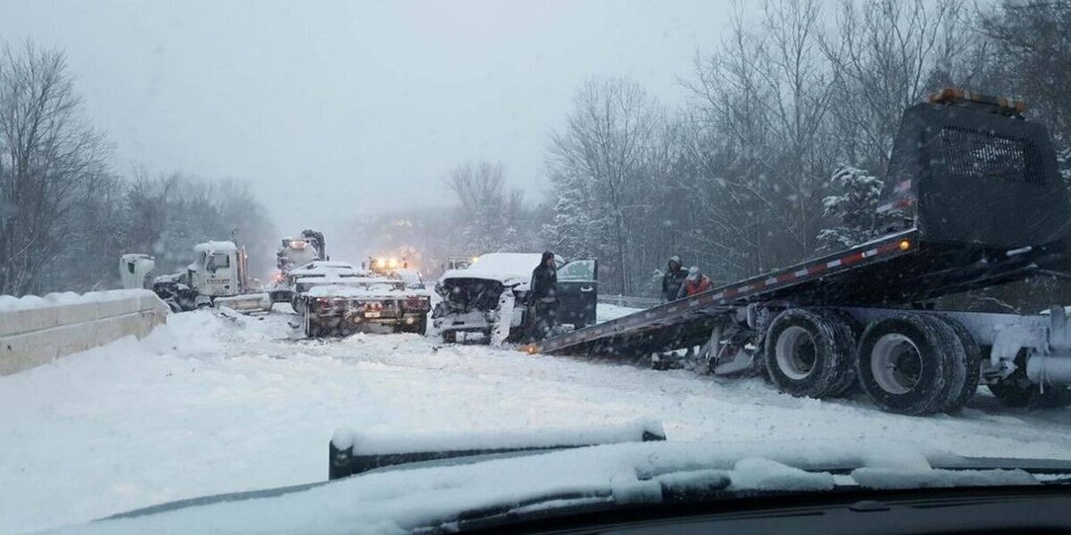 ببینید | قیچی شدن خودرو‌ها در اتوبان یخ زده در آمریکا / تلاش یک راننده برای نجات جانش